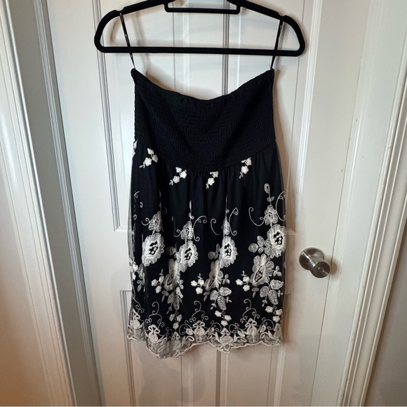 Forever 21 Elegant Black and White Floral Dress Size M - Picture 1 of 6